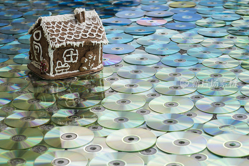 甜美的房子和阳光反射如在水中的彩色CD/DVD作为纹理背景